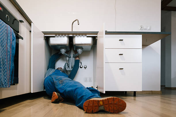 Professional Emergency Plumber technician working in Redfox, KY